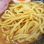 横浜らーめん 源泉 - 長多屋の中太麺。