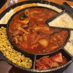 コリアンキッチン 3匹の子ぶた - チーズタッカルビ(熱々)