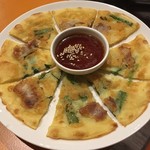 コリアンキッチン 3匹の子ぶた - 豚バラ肉のネギチヂミ