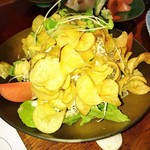 海鮮居酒屋 天神丸 - チップス盛り盛り食べて後から野菜出てくる