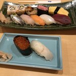 Tsukijisushisei - 奥がサービスランチ。イワシと鮪のすき身は美味しかった。手前はヒラメといくら。艶が違います