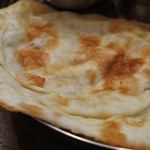 カイラス - 下のナンはぺちゃんこ