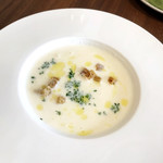 ランビアンス ドゥース - キッシュロレーヌランチのランチのスープ（聖護院かぶのポタージュ）