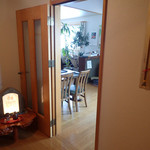 杜のそば家 山本 - 玄関で靴を脱いで店内は・・・