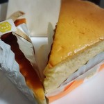 お菓子のクレマ - ベイクドチーズケーキ(プレーン)350円、スフレチーズケーキレッドチェダーチーズは320円