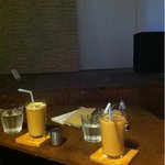 +cafe - 左)アイスカフェオレ、右へ)アイスチャイ