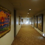 ホテルサンバレー富士見 - 廊下には絵画が