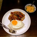 Sukhumvit Soi 39 - 平日日替わりランチ「豚肉と野菜のオイスター炒め」880円＋目玉焼きトッピング＋60円