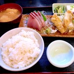 十八番 - 天然ぶり刺しと白身魚の天ぷら定食。¥800。