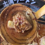 土浦ラーメン - 挽肉アップ デカっ！