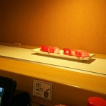金沢まいもん寿司 - レーンでお寿司が届きます  本鮪３種盛り￥840×２