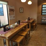 Kumafuku - 店内のテーブル席。