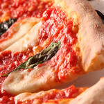 ピッツェリア アモリーノ - 名物釜焼きピッツアは一番人気