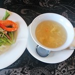 中国料理 燦宮 - スープと海老入りサラダ