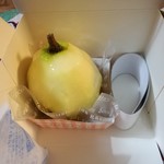 ル・パティシエ ヨコヤマ - 2017年11月：丸ごと洋梨君(\450)…1個でも丁寧に包んでくださいます