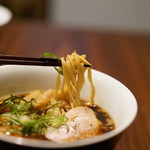 らぁめん鴇 - 太目の平打ちで喜多方ラーメンの様