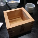 炭火やきとり 伝兵衛 - 振る舞い酒（初孫　樽酒）