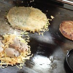 Okonomiyaki Warai - ご主人が美味しく焼いてくれています。