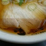 中華そば ひらこ屋 - 透き通るほどのスープ。煮干しダシを感じるため、あえて醤油ダレの“かえし”を少な目にしているこだわり。