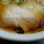 中華そば ひらこ屋 - 透き通るほどのスープ。煮干しダシを感じるため、あえて醤油ダレの“かえし”を少な目にしているこだわり。