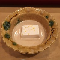 祇園にしむら - 胡麻豆腐にゴマダレ：胡麻の濃淡を楽しめる。器も自分好み。