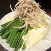 博多もつ鍋 やま中 赤坂店 - 別皿には野菜