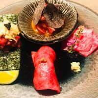 USHIGORO S. NISHIAZABU - ●牛刺しセット
                  ・田村牛ザブトンの炙り握り（なんと上には洋辛子）