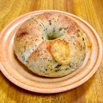 パン家アストレア - 【ほうれん草チーズベーグル(150円)】糸島のほうれん草とイタリアのグラナパダーノチーズ入り。