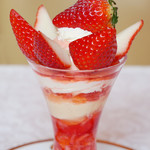 資生堂パーラー - 岐阜県揖斐郡産「美濃娘」のプレミアムストロベリーパフェ