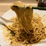 175°DENO担担麺 - 中太平打ち麺を底から持ち上げザックり混ぜ合わせ