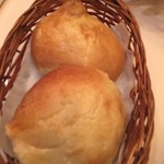 ビストロひつじや - サービスのパンが美味い