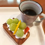 ぱんのお多福 - 葡萄のデニッシュ＆コーヒー