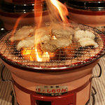 炭火焼ホルモン かっちゃん - 炭火でいっきに焼き上がるのが最高。