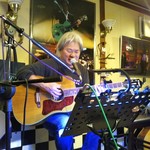 Bashamichi - 店主の佐藤さん　歌もギターもお上手です♫