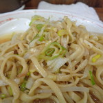 ラーメン二郎 - 沈んだネギを絡める