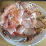 真鶴ピザ食堂KENNY - 生ハムをのせたフレッシュトマトのマルゲリータ　＆　冨士屋精肉店さんの焼き豚と卵のピザ（真上から）（2017.12-2）