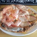 真鶴ピザ食堂KENNY - 生ハムをのせたフレッシュトマトのマルゲリータ　＆　冨士屋精肉店さんの焼き豚と卵のピザ（2017.12-2）