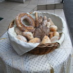 La Belle Colline - 外に並べられているパン