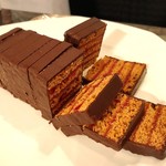 ホテルニューオータニ - パンデピスフランボワーズ＠伝統菓子パンデピスにフランボワーズを加えてエルメらしくアレンジ。ジンジャーやナツメグなどのスパイス