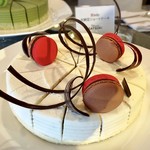 ホテルニューオータニ - スーパーチョコレートショートケーキ＠コロンビア産サンタンデールのチョコ使用。キャラメリゼしたヘーゼルナッツとアーモンド、ラムレーズンや長崎県産の藻塩がポイント