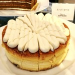 ホテルニューオータニ - 東京スーパーチーズケーキ＠東京都八丈島産ジャージー牛乳、自家製ラムレーズン、アーモンドミルククリーム、ザラメの食感がアクセント