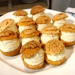 ホテルニューオータニ - 新edoシュークリーム＠クッキー生地からあふれる生クリーム、藻塩がアクセントの黒蜜あんこ、羊羹ジュレや和三盆カスタード