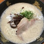 博多風龍 - とんこつラーメン 580円(替え玉2玉無料)