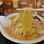 六綵亭 - 平打ちの中太麺（みそラーメン）