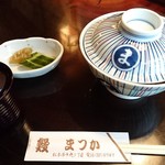 うなぎのまつ嘉 - 鰻が厚くて蓋がちょっと浮いています