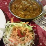 インディラ - ナンについてくるサラダと、ダルマトンカリー(豆と羊カレー)