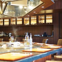 鉄板ダイニング 藤彩 - カウンター15席の店内
