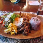 フリルカフェ - ハンバーグプレートランチ９００円は木製のお皿にワンプレートでテーブルに運ばれて来ました。
            