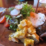 Frill Cafe - プレートには糸島産の野菜を使ったサラダが添えられてました。