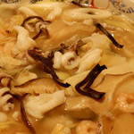 中国大明火鍋城 - 海老、イカ、アサリ。他にも椎茸、タケノコ、キクラゲ、太ネギと具沢山！